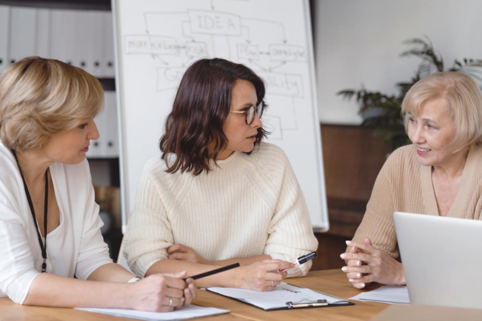Espacio de trabajo profesional con análisis financieros